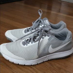 Like New Nike sneakers size 8.5 womens